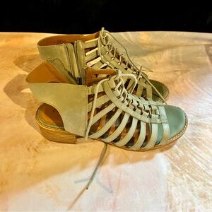 Comfortiva Blossom sandals Size 10